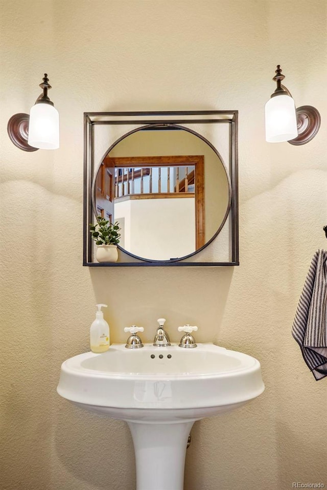 bathroom featuring sink