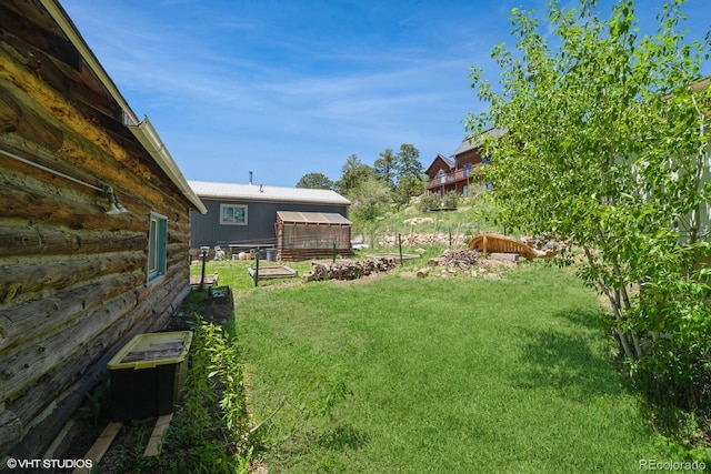 view of yard featuring an outdoor structure