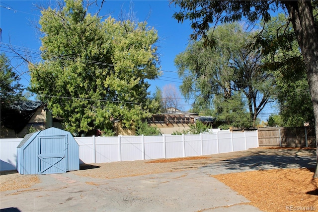 view of yard featuring a storage shed