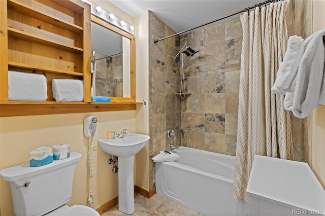 full bathroom featuring a sink, baseboards, toilet, and shower / bath combo