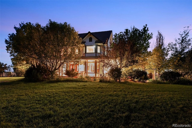 view of front facade with a yard