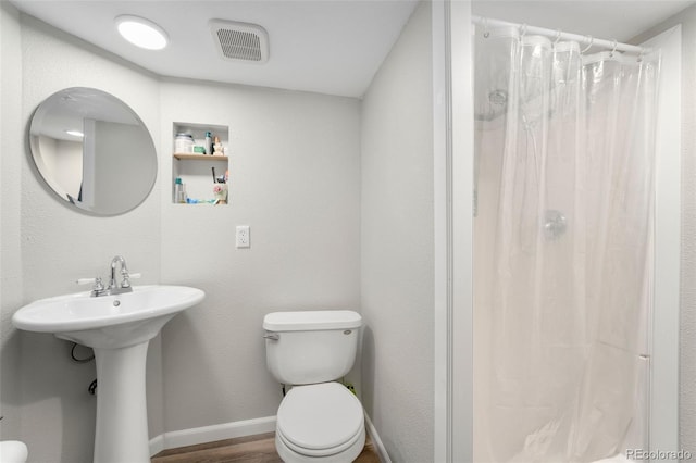 13388 Alcott Cir, Broomfield, CO 80020 - full bathroom featuring curtained shower, toilet, baseboards, a sink, and wood finished floors