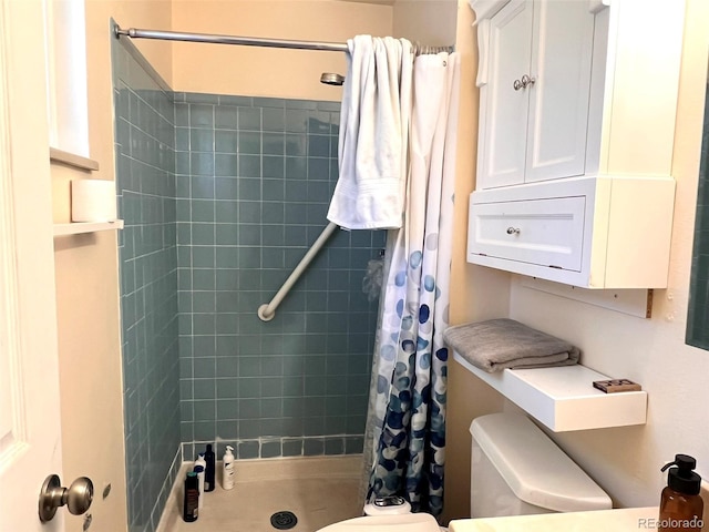 bathroom with curtained shower and toilet