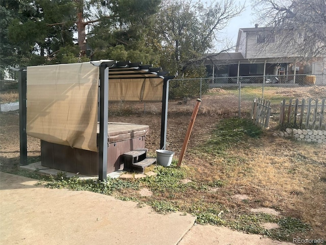 view of yard with a hot tub