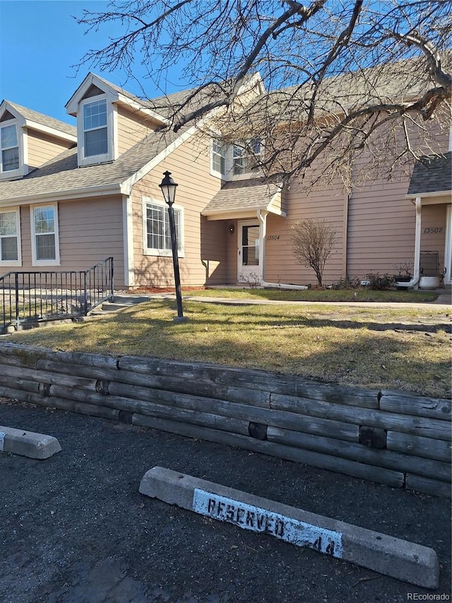 view of front facade with a front yard