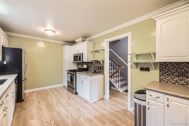 6072 Pierson Ct, Arvada, CO 80004 - kitchen with stainless steel appliances, backsplash, light wood-style flooring, white cabinetry, and crown molding
