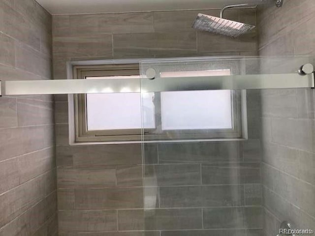 bathroom featuring tiled shower