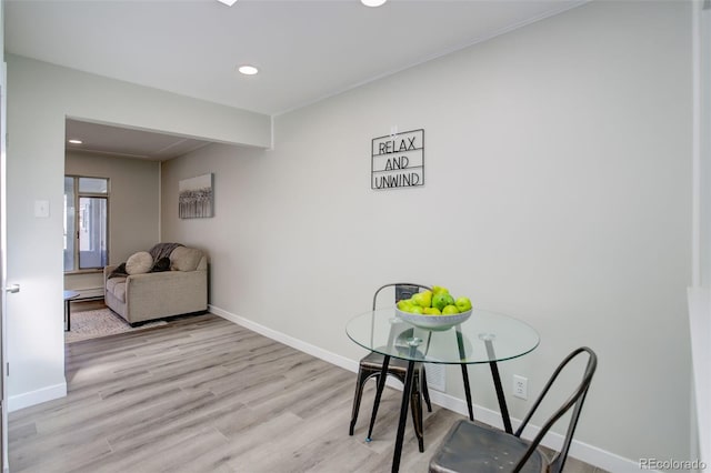 living area featuring light wood finished floors, recessed lighting, and baseboards