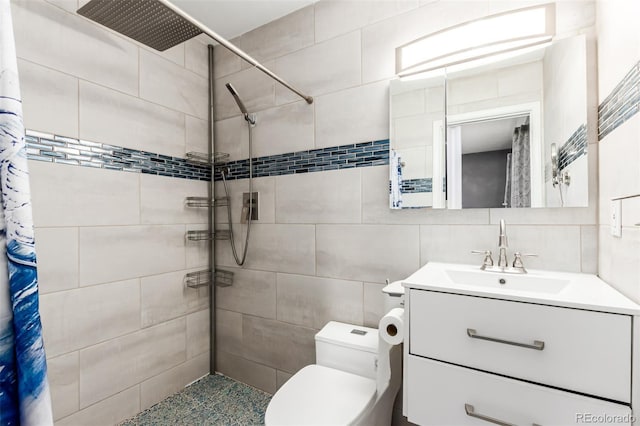 full bathroom with toilet, tiled shower, vanity, and decorative backsplash