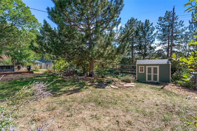 view of yard featuring a storage shed