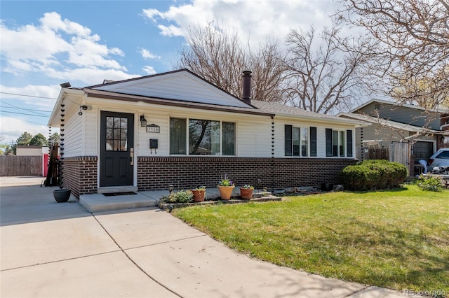 view of front of home featuring brick siding, fence, covered porch, and a front yard