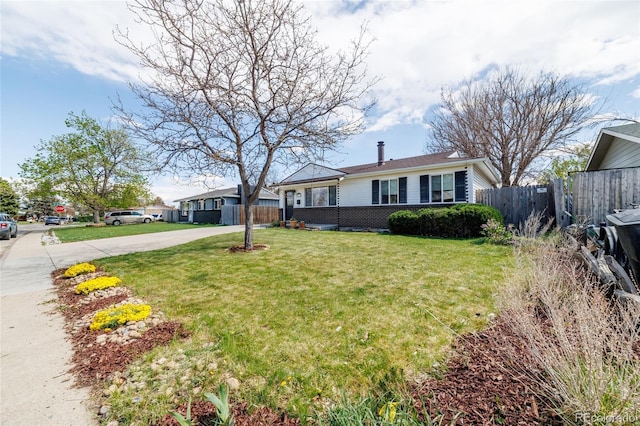 view of front of house featuring fence, driveway, and a front lawn