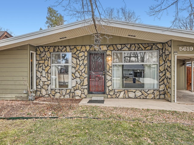 property entrance featuring a yard