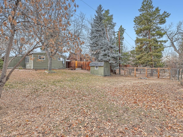 view of yard featuring a storage unit