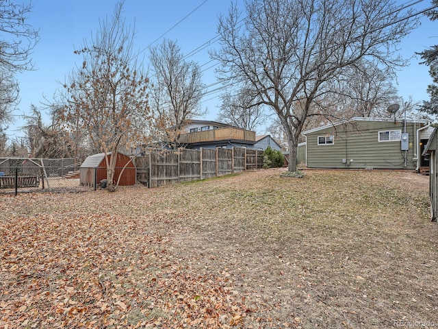 view of yard featuring an outdoor structure