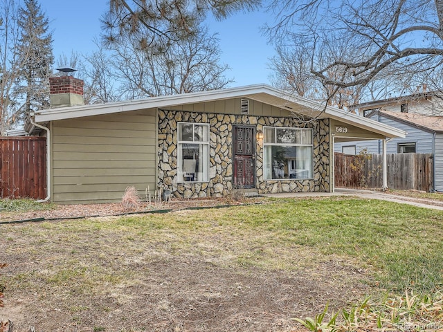 view of front of home featuring a front yard