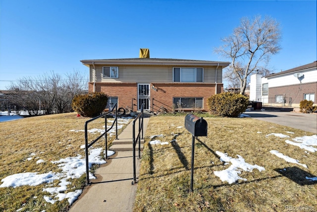 view of front of property featuring a front yard