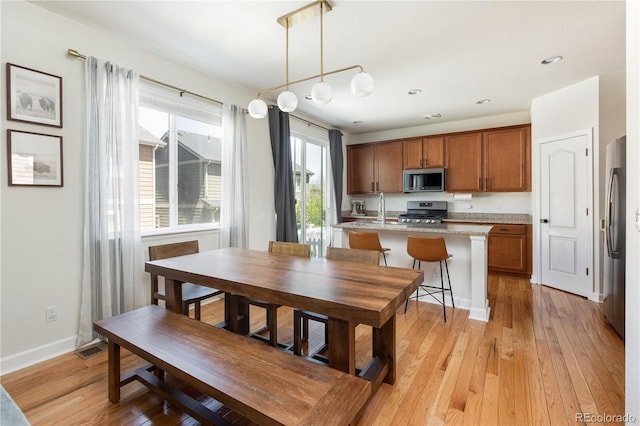 dining room featuring baseboards, recessed lighting, light wood-style flooring, and visible vents