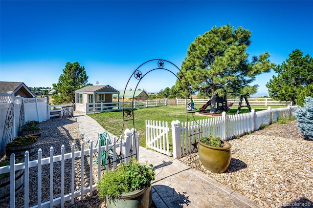 view of yard featuring an outdoor structure