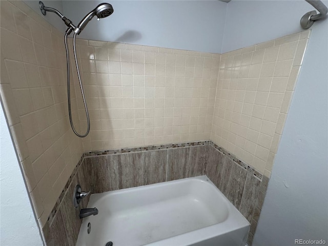 bathroom with bathtub / shower combination