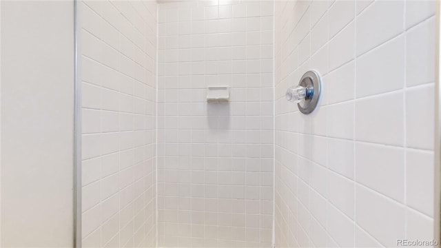 full bath featuring a tile shower