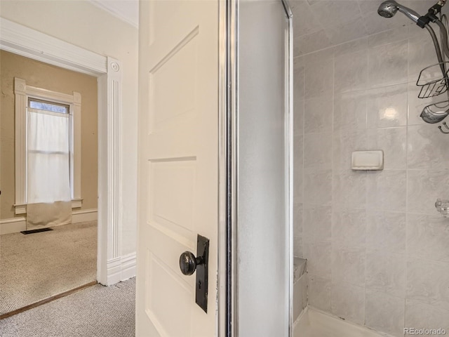 bathroom featuring a tile shower