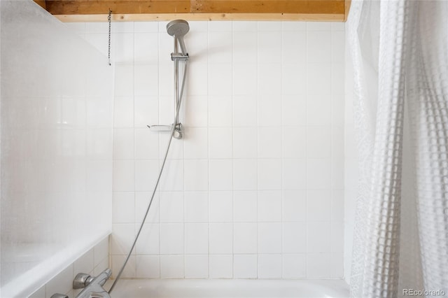 details with shower / tub combo with curtain