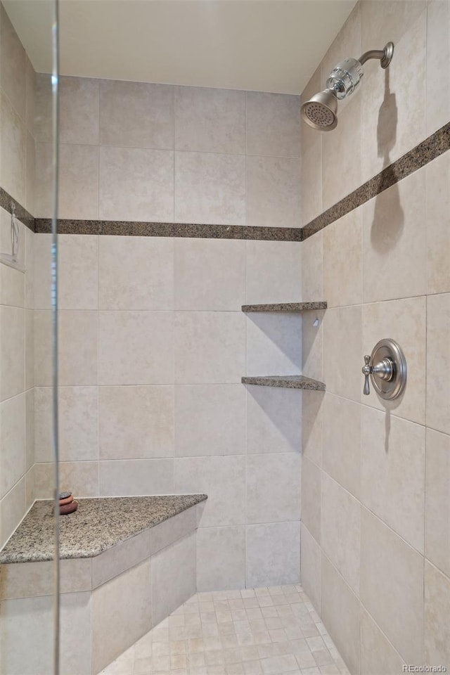 bathroom featuring a tile shower