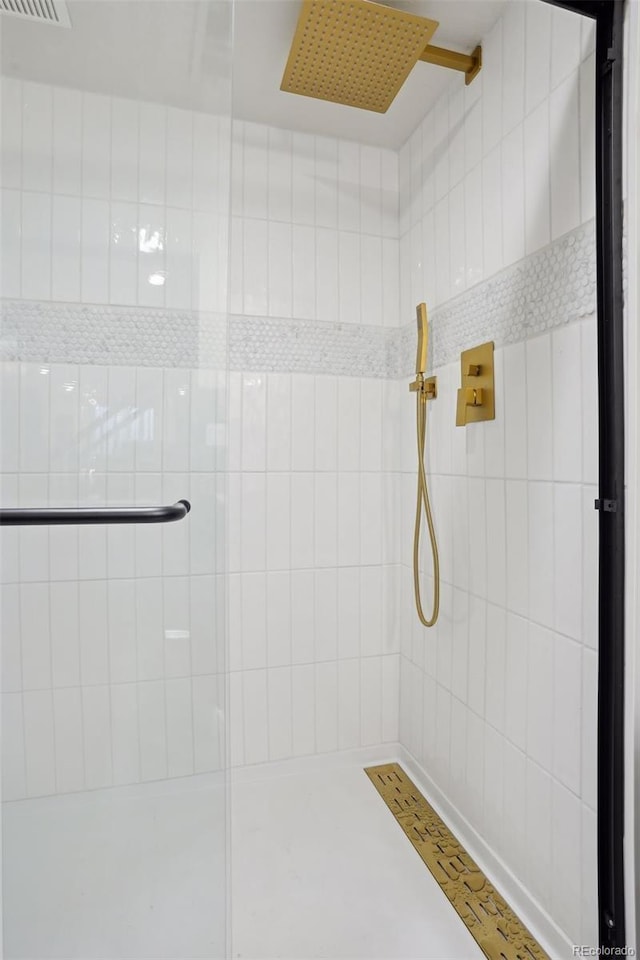 bathroom featuring a tile shower