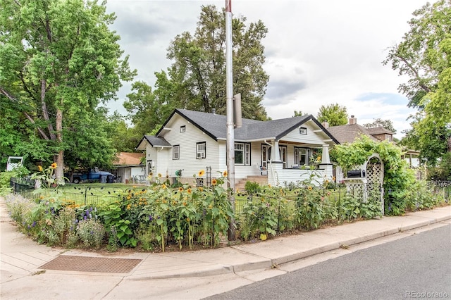 view of front of property featuring a fenced front yard