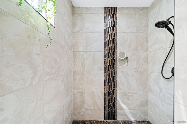 bathroom featuring tiled shower