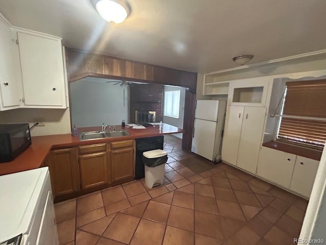 kitchen featuring ceiling fan, sink, dark tile patterned floors, and black appliances