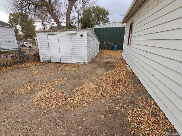 view of yard with a shed