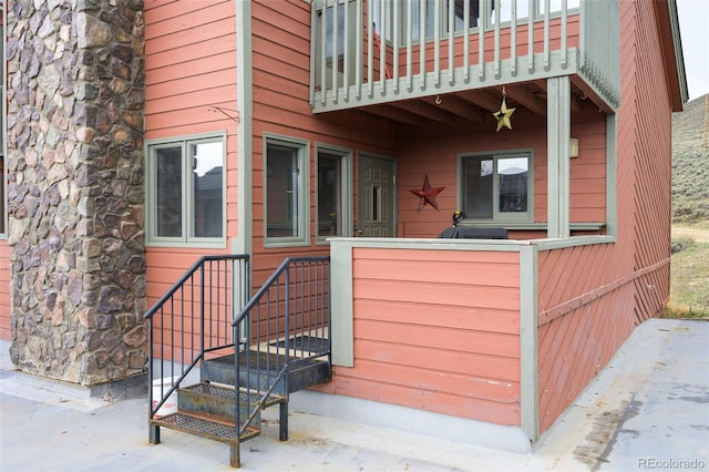 property entrance featuring a balcony