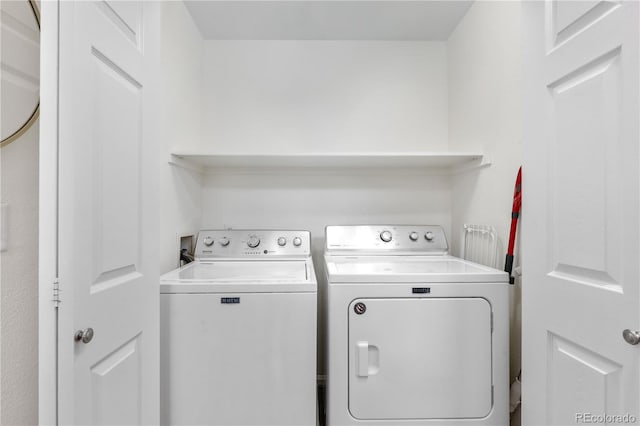 2985 W 46th Ave, Denver, CO 80211 - clothes washing area featuring independent washer and dryer