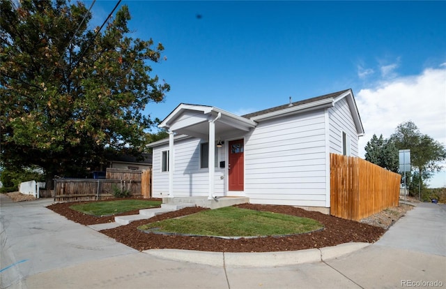 view of front facade featuring fence and a front lawn