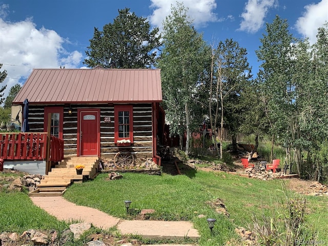 view of front of house featuring a front lawn