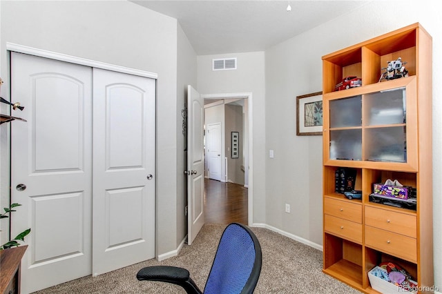 exercise room with carpet flooring, baseboards, and visible vents