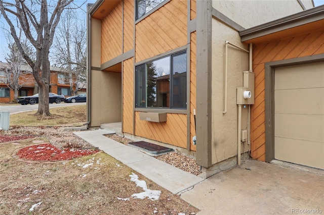 view of exterior entry featuring stucco siding