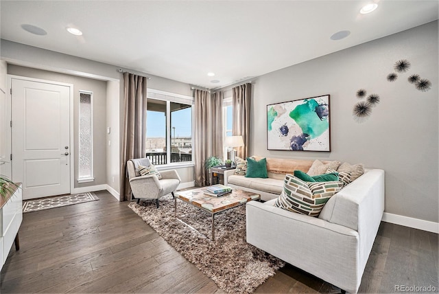 living area with dark wood-type flooring, recessed lighting, and baseboards