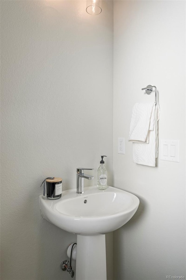 bathroom featuring a sink