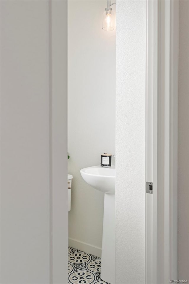 bathroom featuring baseboards and tile patterned floors