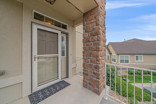 22124 E Euclid Dr, Aurora, CO 80016 - property entrance featuring stucco siding and a balcony