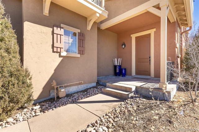 view of exterior entry with stucco siding