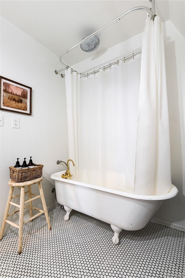 bathroom featuring shower / bath combo with shower curtain