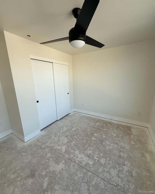 unfurnished bedroom with ceiling fan and a closet