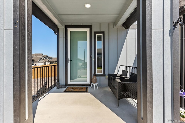 property entrance featuring a balcony