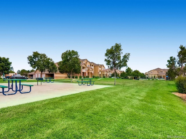 5705 N Genoa Way Unit 308, Aurora, CO 80019 - view of property's community featuring a yard and a residential view