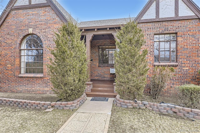 property entrance featuring a lawn