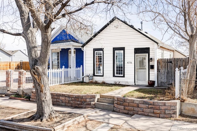 shotgun-style home featuring fence private yard